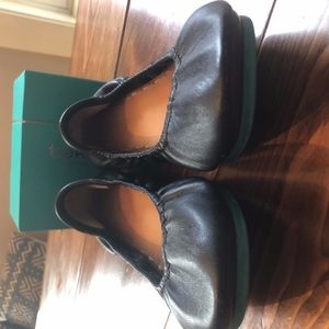 Size 8 tieks, like new condition